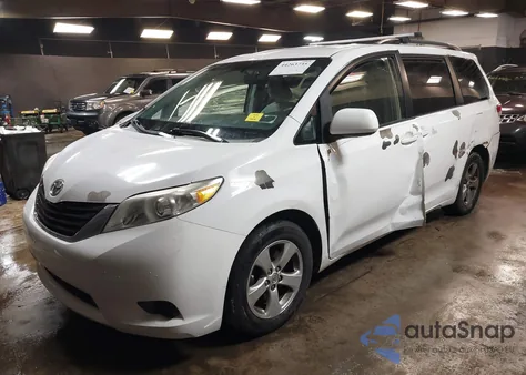 2014 Toyota Sienna Le V6 8 Passenger z USA, uszkodzony, nr VIN 5TDKK3DC6ES521804